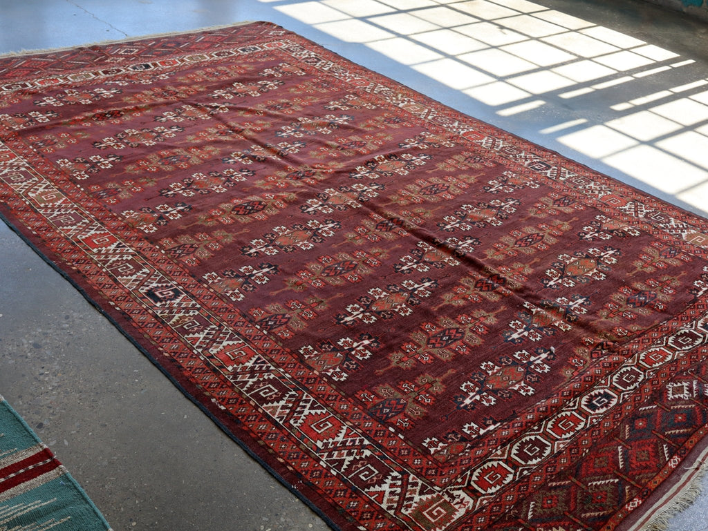 Turkmen Yomut Rug | 6' 10" x 10' 7"